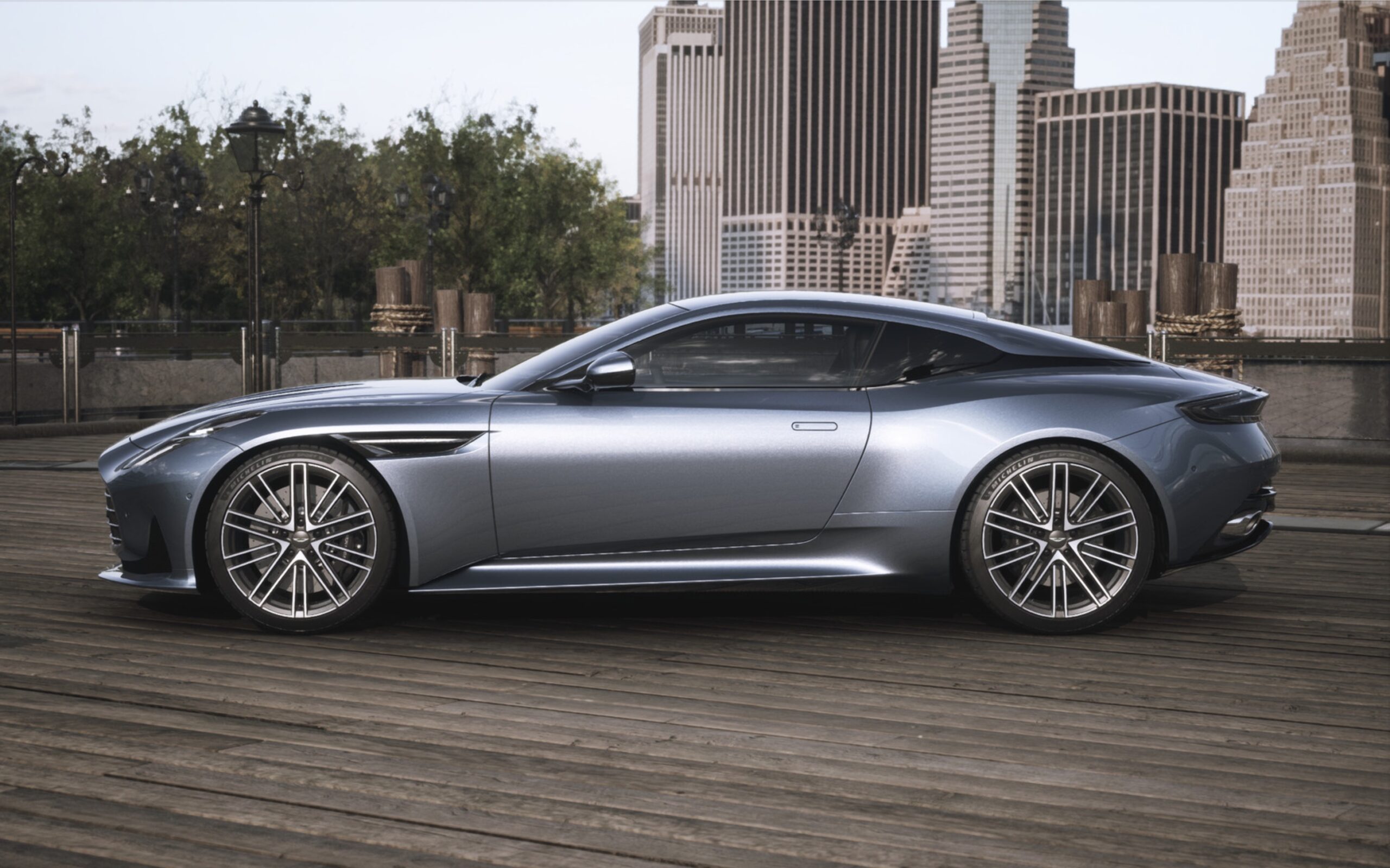 Aston Martin DB12 - 1