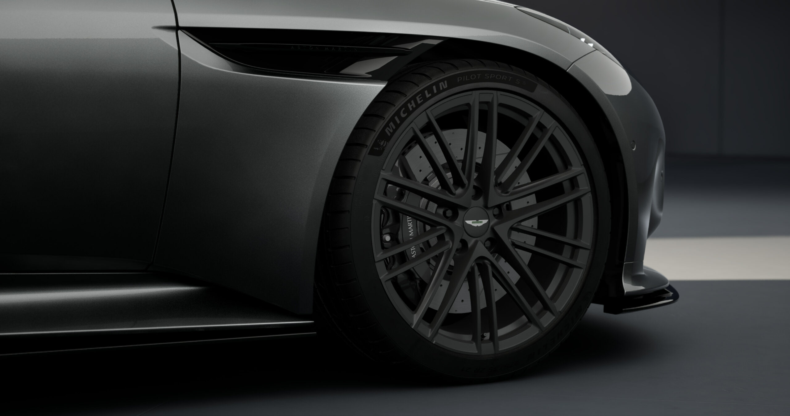 DB12 Aluminite Silver – Timeless – 5700 Km - 3