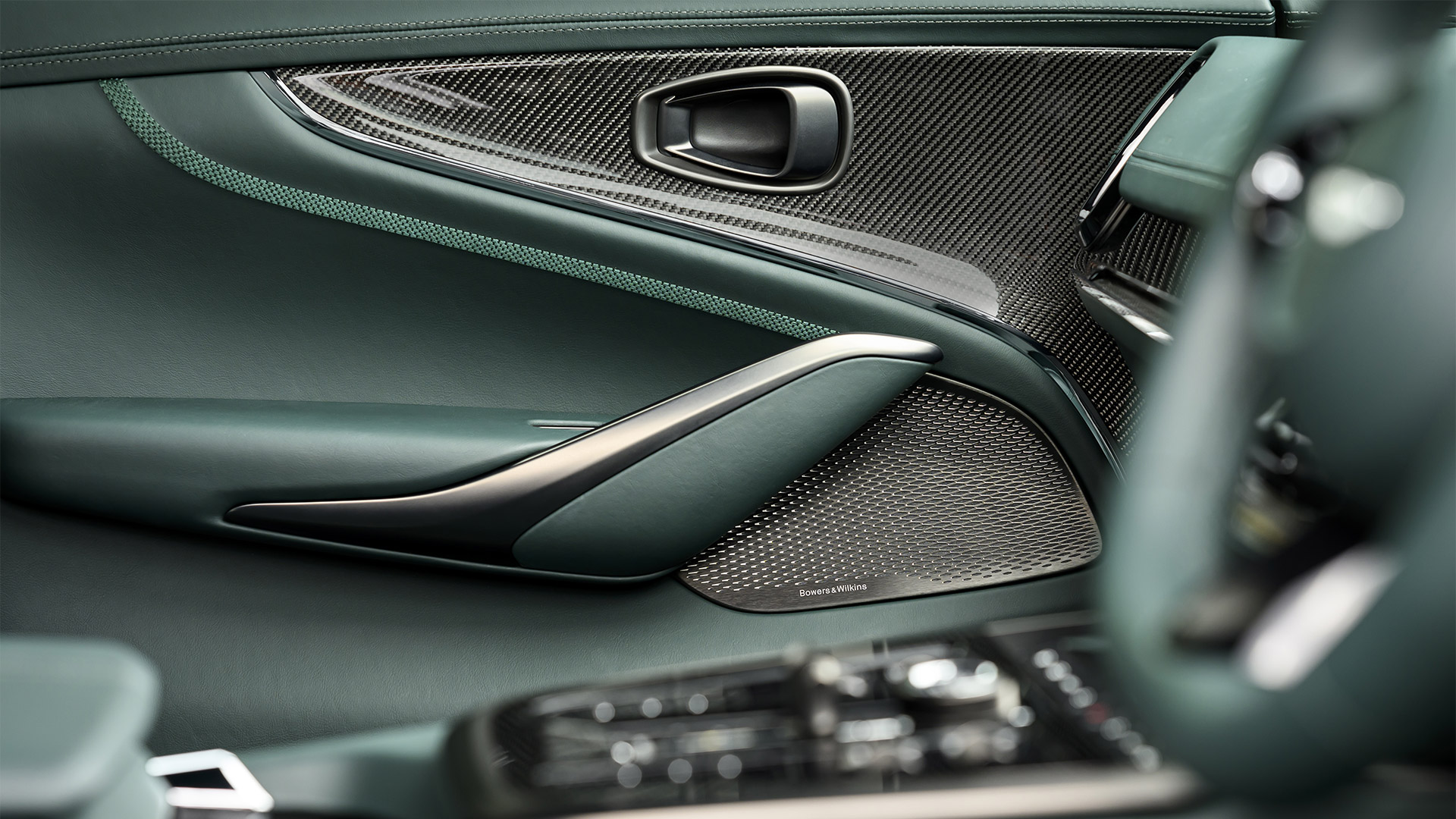 Aston Martin DBX707