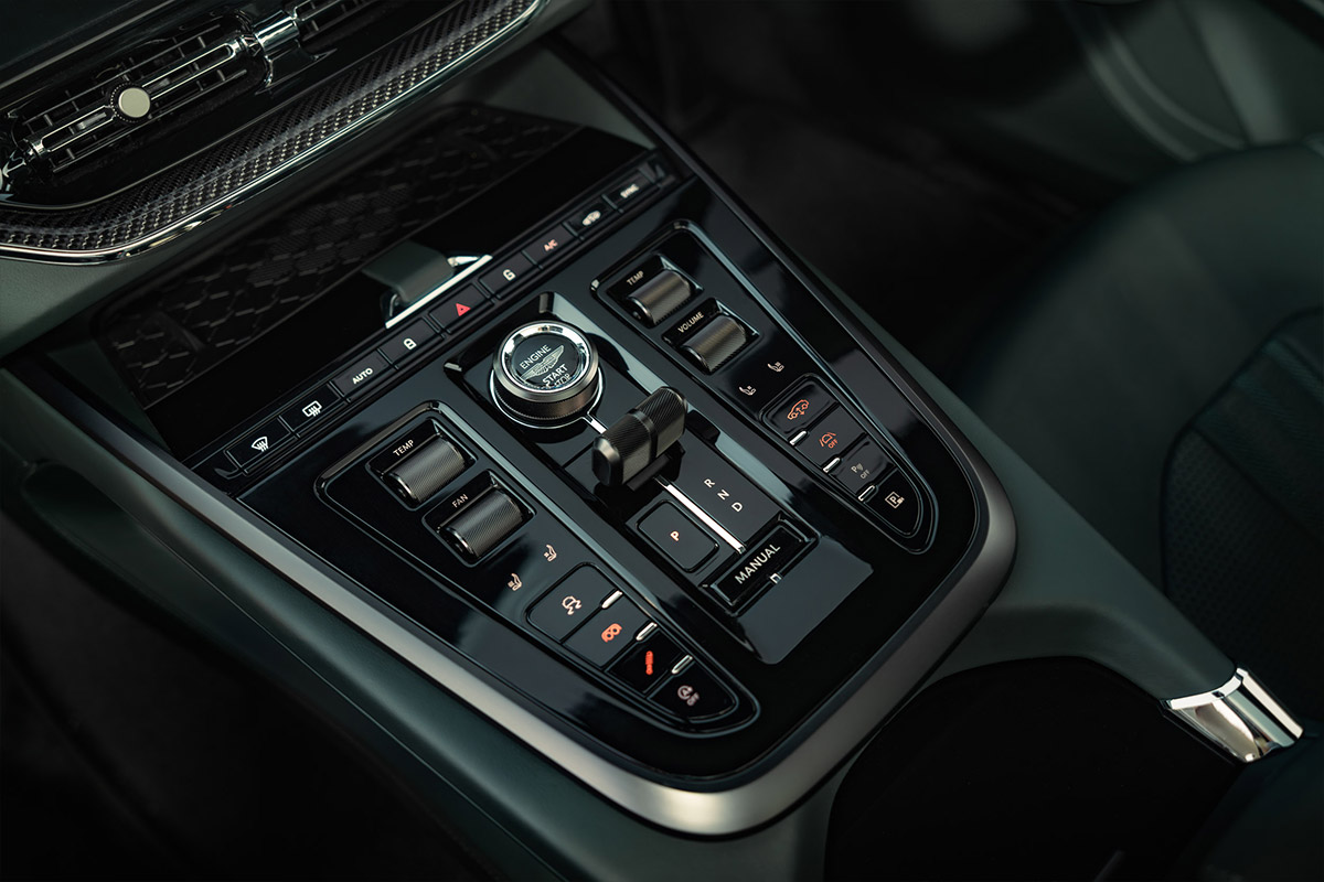 Aston Martin DBX707